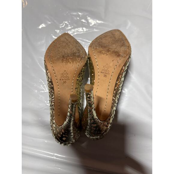 ALICE + OLIVIA by STACEY BENDET Gold Laser Cut Heel Pumps 36 (US 6) - Picture 9 of 14